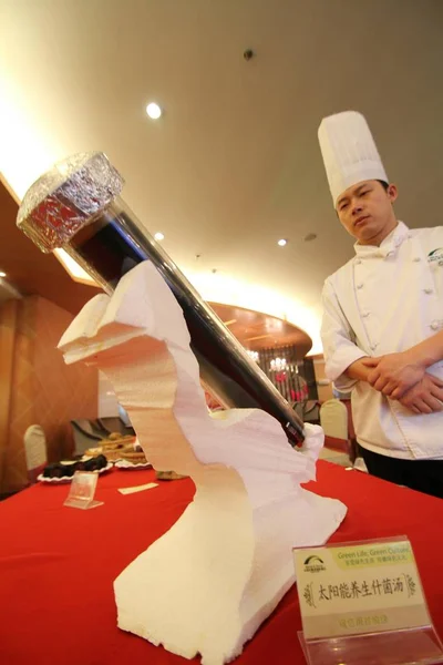 Chef Looks Vacuum Tube Solar Cooker Dezhou East Chinas Shandong — Stock Photo, Image