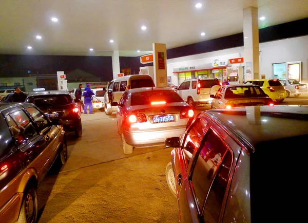 Carros Serem Reabastecidos Estão Alinhados Posto Gasolina Pequim China Março — Fotografia de Stock