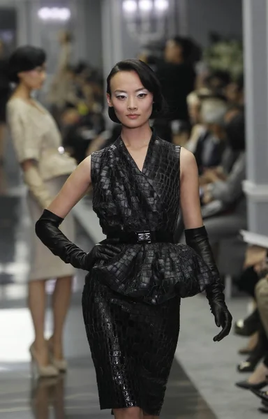 李暁星の中国モデルと他のモデルはショーの間にクリスチャンディ オールの春 2012年パリ オートクチュール ファッション ルーズベルト ワインセラー ラウンジ レストランで上海 2012 — ストック写真