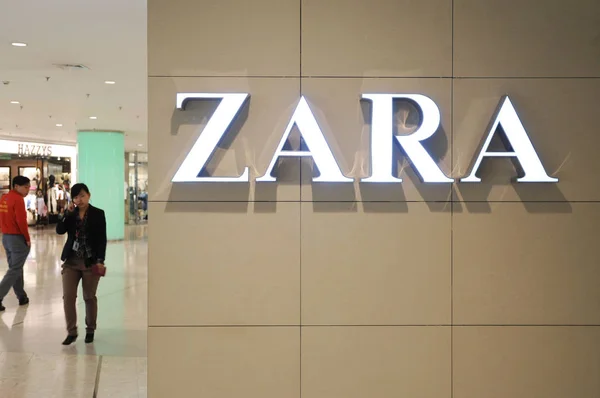 Los Clientes Pasan Por Una Tienda Zara Shanghai China Abril — Foto de Stock