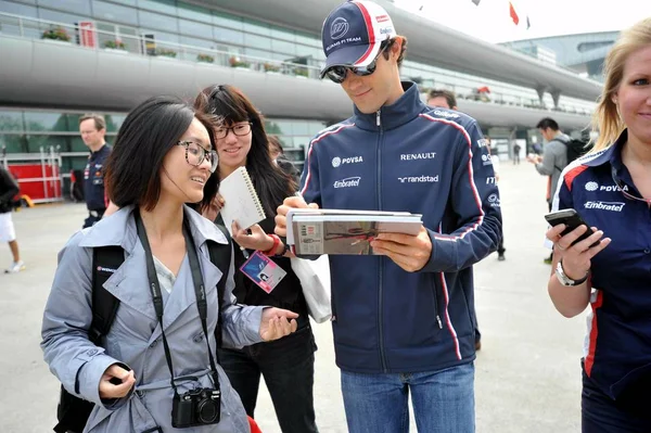 Piloto Brasileiro Bruno Senna Equipe Williams Renault Assina Para Fãs — Fotografia de Stock