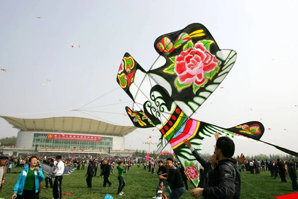Emberek Repülni Sárkányok Alatt Weifang Nemzetközi Kite Fesztivál Weifang Város — Stock Fotó