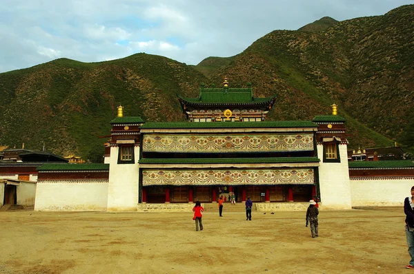 Zwiedzający Postrzegane Świątyni Labrang Hrabstwie Xiahe Gannan Tybetu Autonomiczna Prefektura — Zdjęcie stockowe