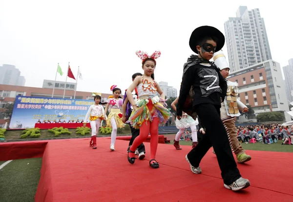 Chinesische Studenten Zeigen Bei Einer Umweltschutz Modenschau Der Xingguang Grundschule — Stockfoto