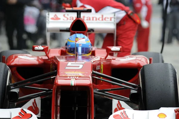 Испанский Пилот Формулы Фернандо Алонсо Команды Ferrari Готовится Первой Тренировке — стоковое фото