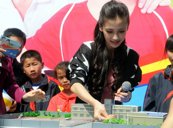 Hong Kong Modell Och Skådespelerska Angelababy Sköter Välgörenhet Aktivitet Grundskola — Stockfoto