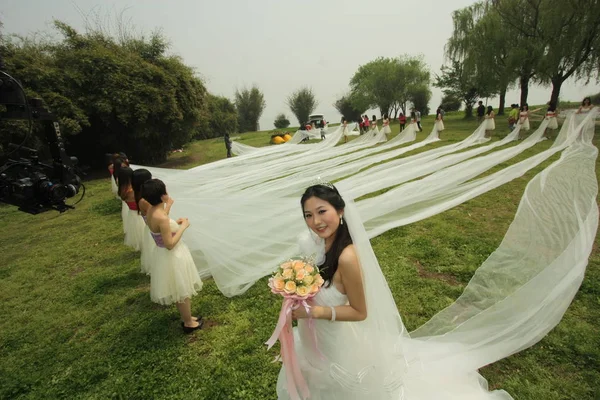 Die Braut Posiert Mit Ihrem 520M Langen Hochzeitskleid Wuhan Zentralchinas — Stockfoto