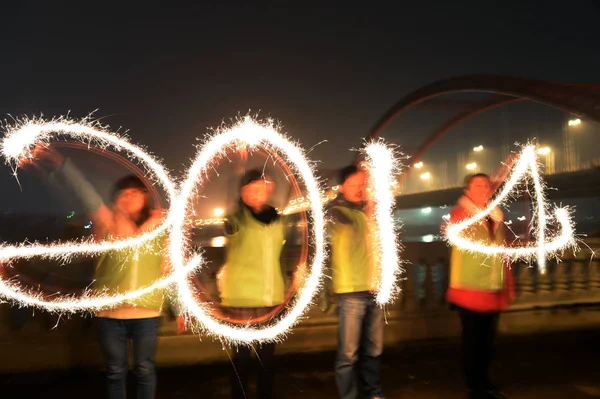 Questa Giovane Foto Lunga Esposizione Giovani Cinesi Usano Fuochi Artificio — Foto Stock