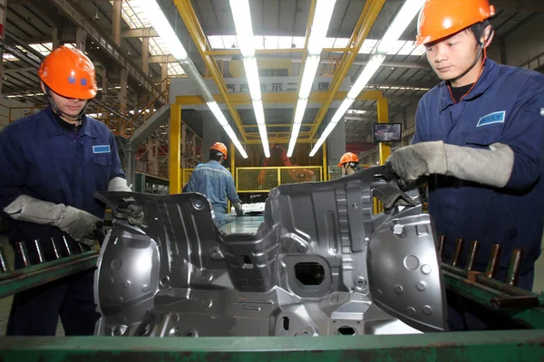 Kínai Gyár Dolgozók Gyártása Autóalkatrész Pant Geely Ningbo Város Keleti — Stock Fotó