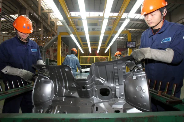 Gli Operai Cinesi Fabbricano Ricambi Auto Presso Pantalone Geely Nella — Foto Stock