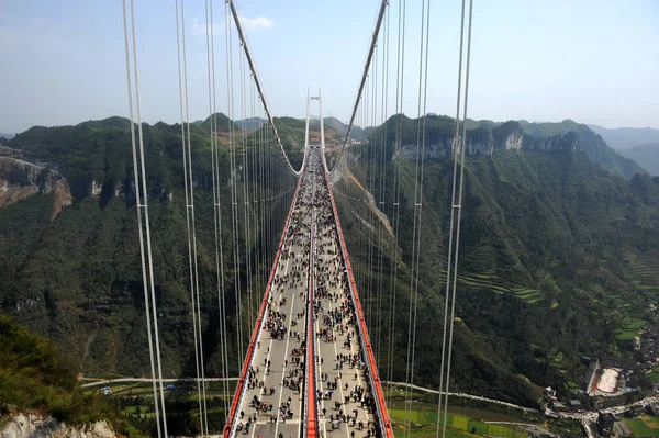 Visitantes Passam Pela Ponte Suspensão Aizhai Cidade Aizhai Cidade Jishou — Fotografia de Stock