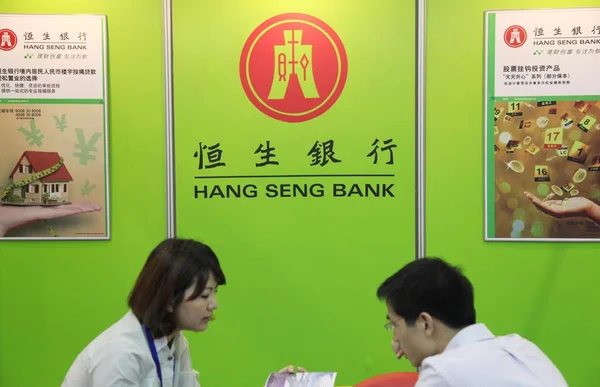 2011年5月14日 中国東部江蘇省南京市で行われた金融フェア中に 中国人スタッフがハンセン銀行のスタンドで見られる — ストック写真
