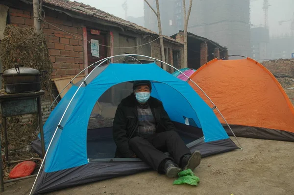 Владелец Китайского Дома Фамилии Чжоу Сидит Палатке Напротив Своего Дома — стоковое фото