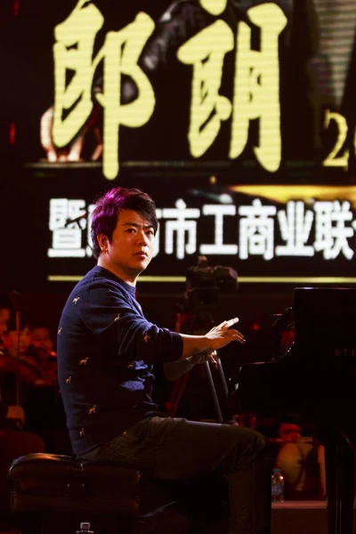2013年12月22日 中国钢琴家郎朗在河北省北部廊坊市举行的2013年圣诞音乐会上表演 — 图库照片