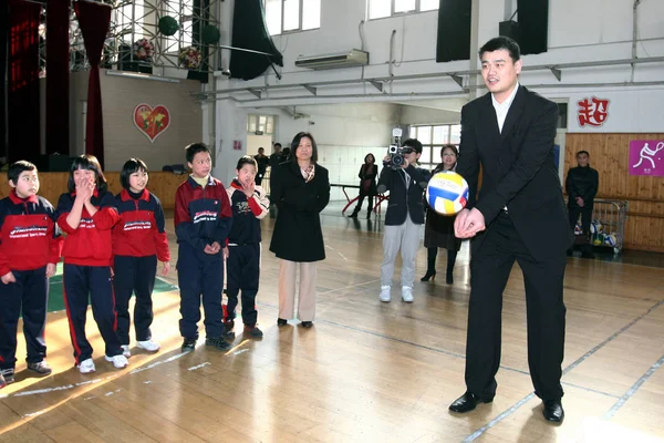 Yao Ming Star Retraitée Basket Ball Chinois Joue Volley Ball — Photo