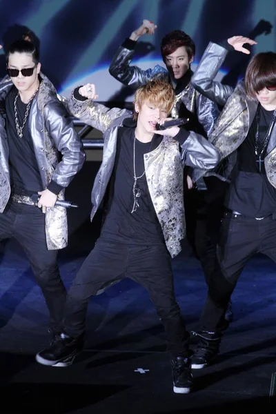 Miembros Del Grupo Chicos Surcoreanos Teen Top Actúan Durante Crazy — Foto de Stock