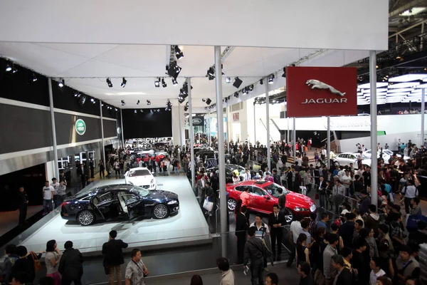 2012年4月25日在中国北京举行的第十二届北京国际汽车展览会 被称为2012年中国汽车 游客聚集在捷豹汽车周围 — 图库照片