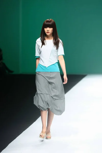 モデル提示大阪秋 冬コレクション上海ファッションウィーク期間中に中国 上海市に 2012 日から作成 — ストック写真