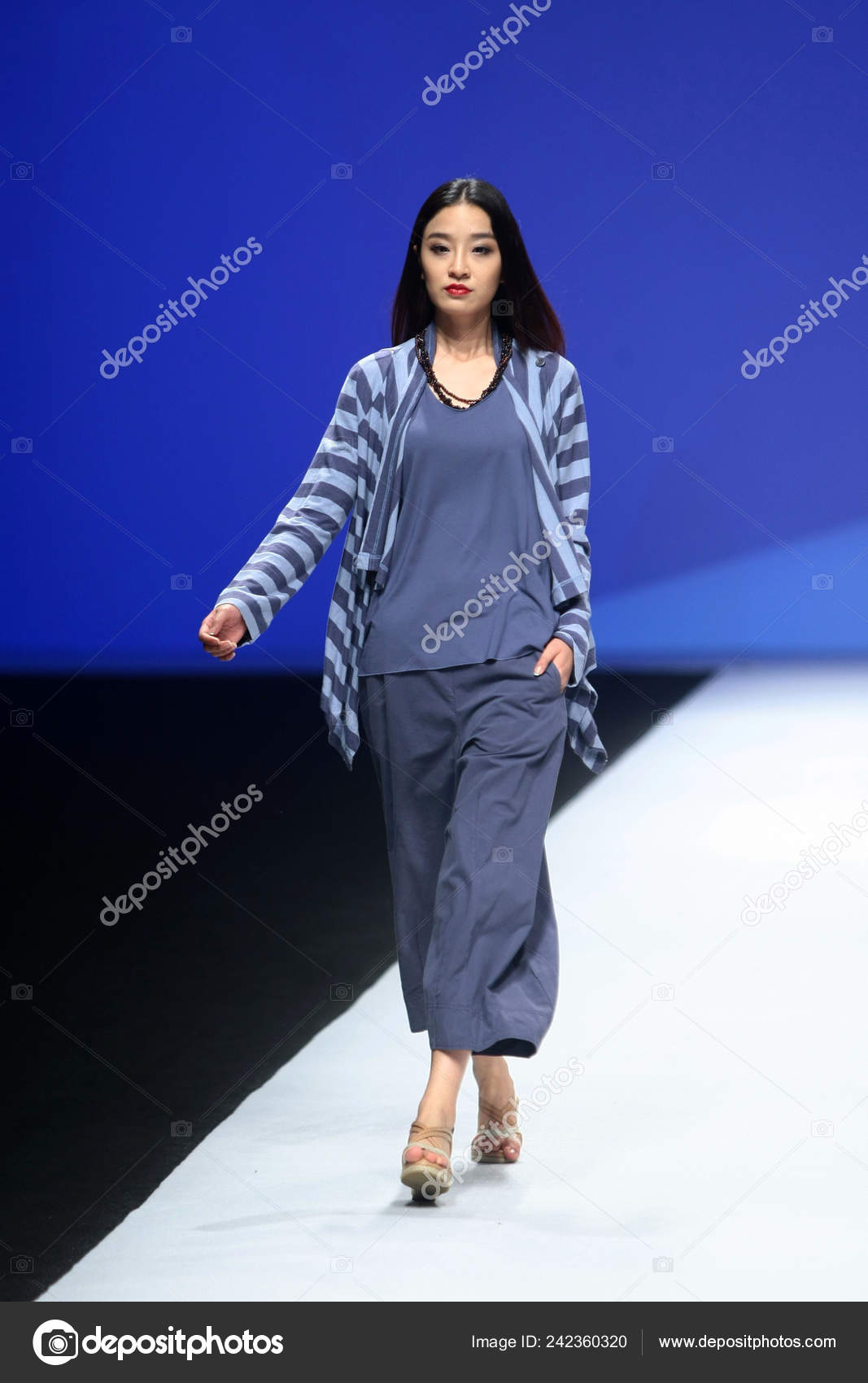 Modele Presente Une Creation Collection Automne Hiver Oska Lors Fashion Photo editoriale par ChinaImages 242360320