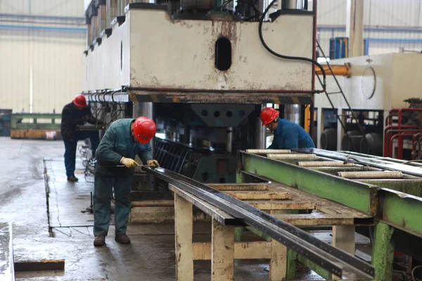 Bestand Werknemers Worden Gezien Als Met Een Autofabriek Rizhao City — Stockfoto