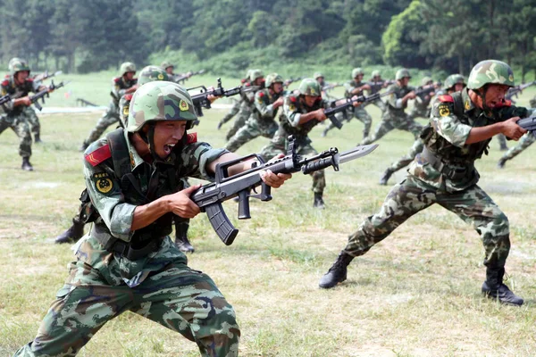 Chinesische Paramilitärische Polizisten Üben Während Einer Trainingseinheit Der Stadt Wuxi — Stockfoto
