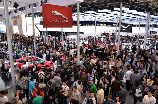 Los Visitantes Agolpan Alrededor Los Coches Jaguar Durante 12ª Exposición — Foto de Stock