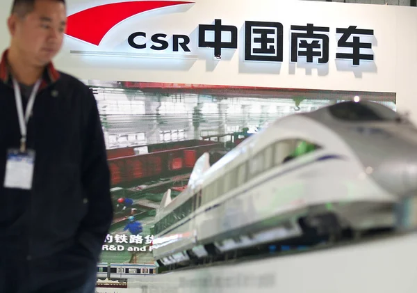 Besökare Tittar Modell Crh380A Tåget Monter Csr China South Locomotive — Stockfoto