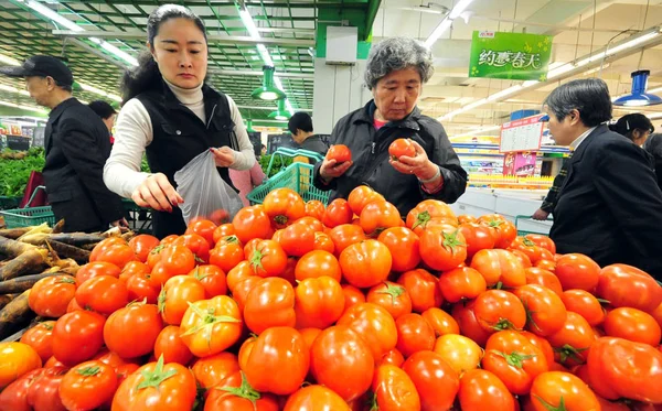 Compradores Chinos Compran Tomates Otras Verduras Supermercado Ciudad Jiujiang Provincia — Foto de Stock