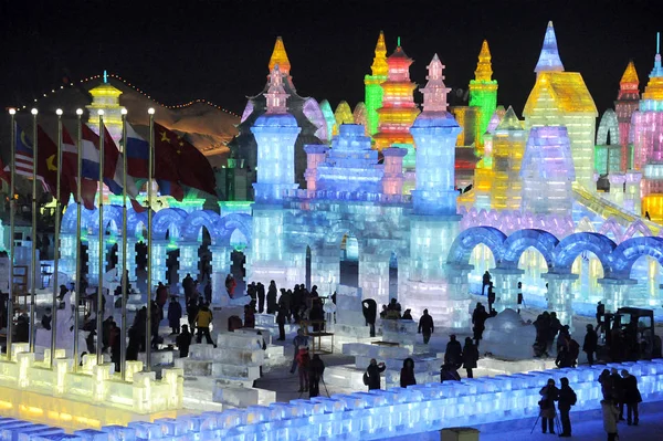 Visitors Walk Ice Sculptures 15Th Harbin Ice Snow World Harbin — Stock Photo, Image