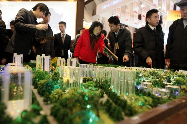 Kínai Homebuyers Pillantást Modellek Lakóingatlanok Projekt Során Shanghai Tavaszi Ingatlan — Stock Fotó