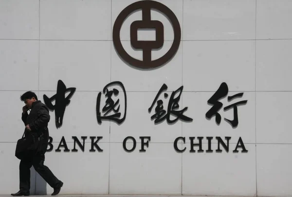 Egy Férfi Sétál Elmúlt Egy Ága Bank Kína Boc Nantong — Stock Fotó