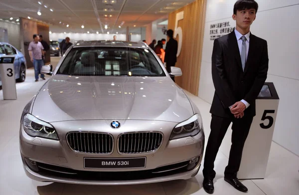 Chinese Staff Stands Bmw 530I 12Th Beijing International Automotive Exhibition — Stock fotografie