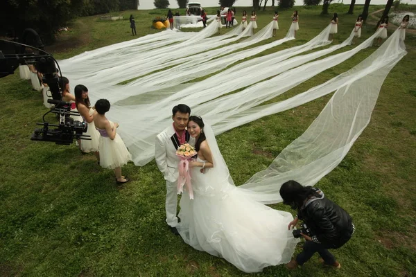 2012년 16일 후베이성 우한에서 신부와 신랑이 포즈를 취하고 — 스톡 사진