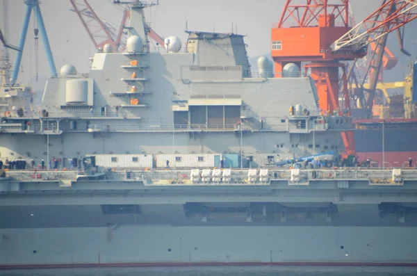 Het Vliegdekschip Varyag Wordt Gerenoveerd Een Scheepswerf Dalian Stad Noordoostelijke — Stockfoto