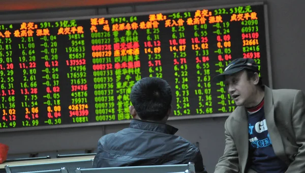 2012年3月29日 中国东部山东省青岛一家股票经纪公司的股价 价格下跌为绿色 价格上涨为红色 — 图库照片