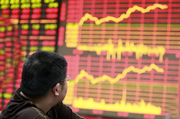 2012 日東中国安徽省淮北市の証券の家で 赤の価格上昇 と価格下落のため緑の株式の価格を見て 中国の投資 — ストック写真