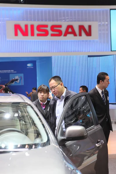 Клієнт Дивиться Машину Стенді Nissan Під Час Виставки Шанхаї Китай — стокове фото