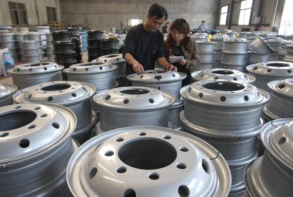 Κινέζοι Εργάτες Εργοστάσιο Ελέγξουν Μέρη Του Αυτοκινήτου Χάλυβα Στο Εργοστάσιο — Φωτογραφία Αρχείου