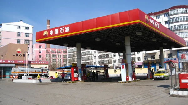 Pohled Čerpací Stanici Vlastnictví Cnpc Čínská Národní Ropná Korporace Mateřské — Stock fotografie