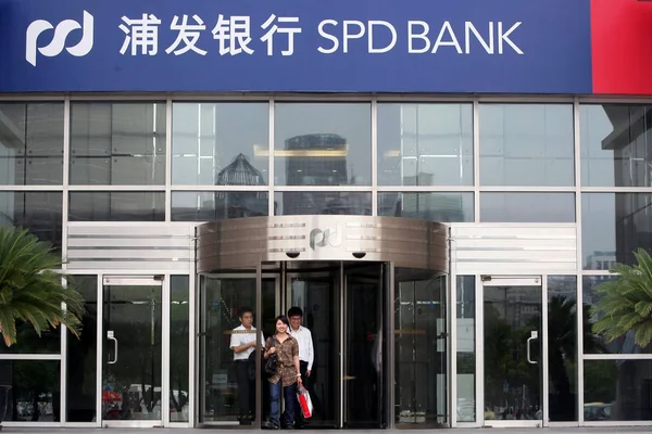 Gente Sale Una Sucursal Del Spd Bank Shanghai Pudong Development —  Fotos de Stock