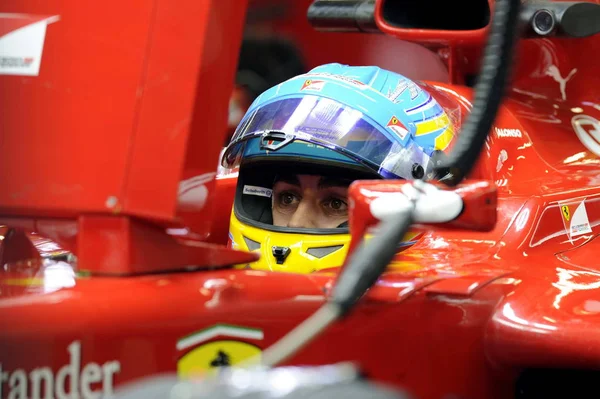 Hiszpański Kierowca Fernando Alonso Ferrari Zespół Przygotowuje Się Pierwszej Sesji — Zdjęcie stockowe