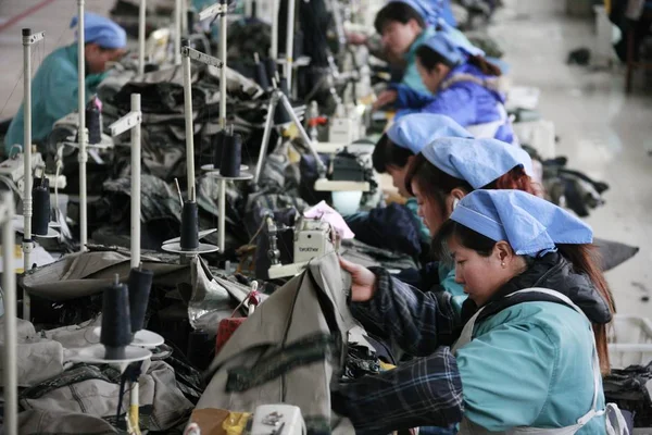 Arbeiter Nähen Kleidung Einer Fabrik Huaibei Provinz Anhui Ostchina Februar — Stockfoto