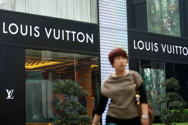 Ένα Πεζό Βόλτες Παρελθόν Ένα Κατάστημα Louis Vuitton Στη Σαγκάη — Φωτογραφία Αρχείου