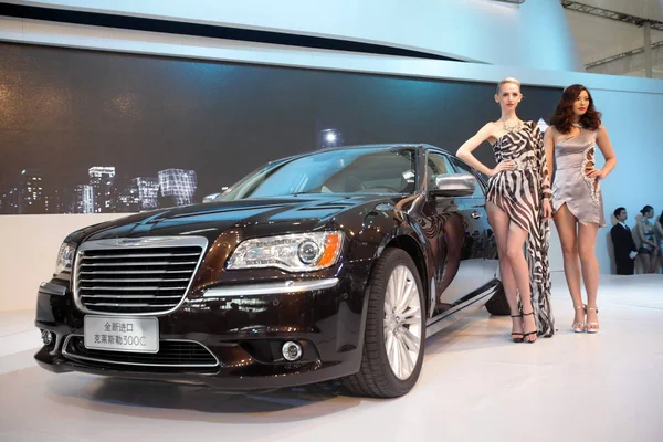 Modelos Posar Com Novo Chrysler 300C Preparação Para 12Th Beijing — Fotografia de Stock