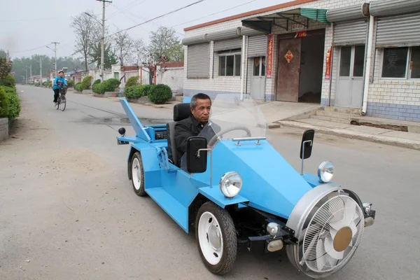 Tang Zhenping Abitante Del Villaggio Che Costruito Auto Alimentata Vento — Foto Stock