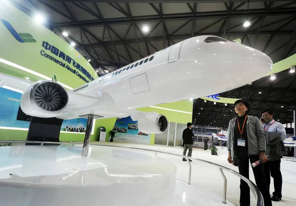 Odwiedzający Spojrzeć Płaszczyźnie Modelu C919 Stoisku Comac Commercial Aircraft Corporation — Zdjęcie stockowe