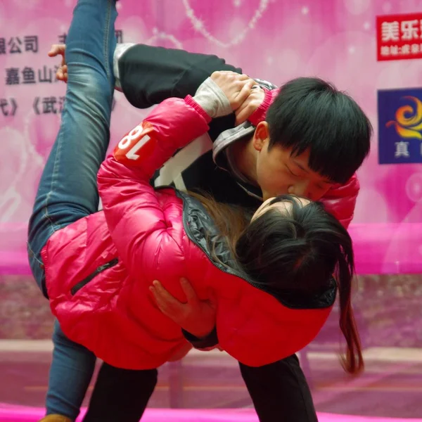 Ung Kinesisk Par Utför Kysser Stunt Kiss Tävling För Att — Stockfoto