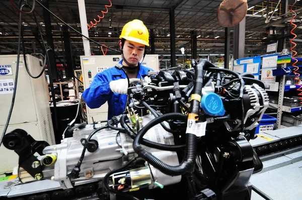 Chinese Worker Works Assembly Line Car Factory Qingdao East Chinas — Stock Photo, Image