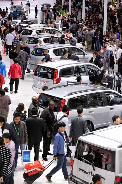 Besökare Folksamling Runt Bilar Stora Väggen Motorer Beijing International Automotive — Stockfoto