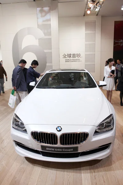 Návštěvníci Podívejte Bmw 640I Šanghaji International Automobilový Průmysl Známý Jako — Stock fotografie